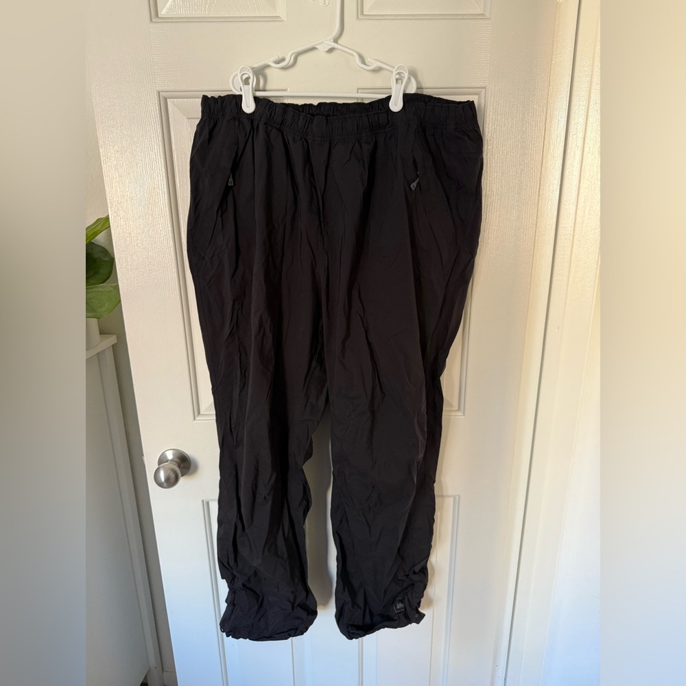 Men’s REI XXL-30L Nylon snow pants! Comes with bag!